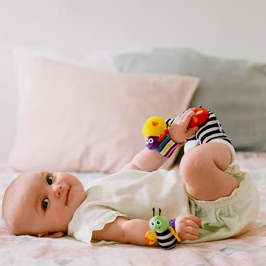 Hochet bebe ergonomique et colore bebe est sur le lit
