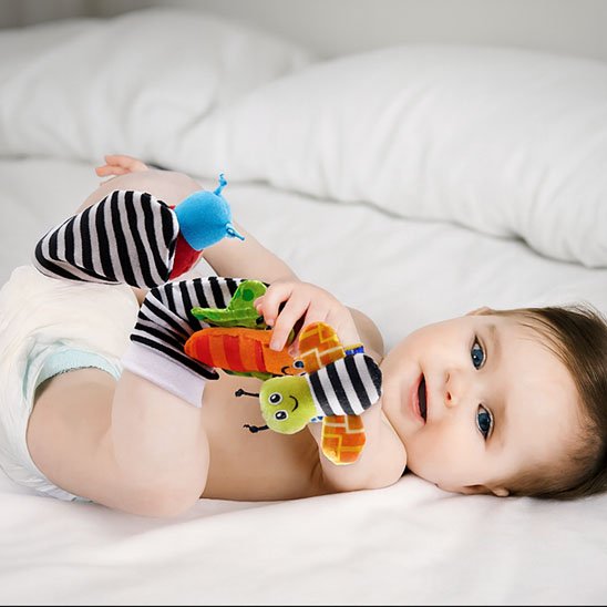 Hochet bebe ergonomique et colore bebe sur le lit