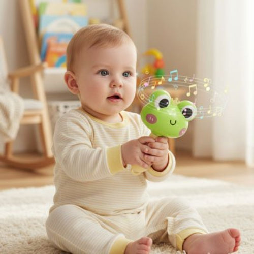 Hochet bebe sensoriel bebe joue avec son hochet