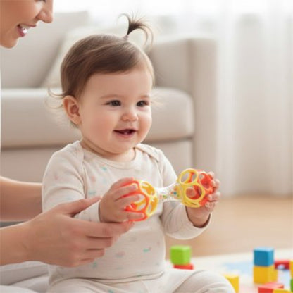 Hochet bebe sensoriel colore maman joue avec son bebe