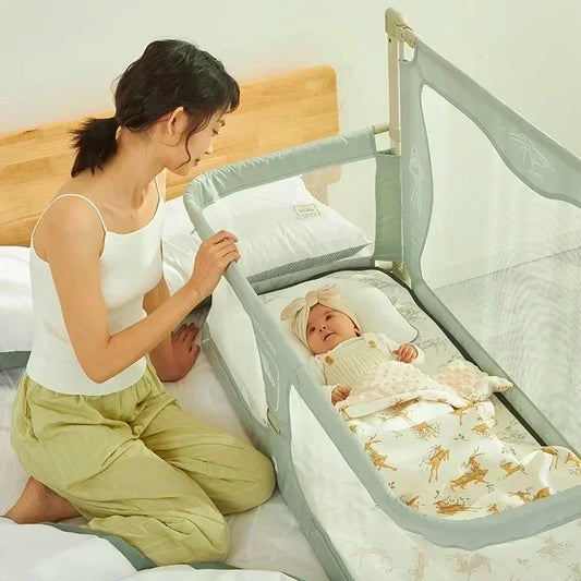 Lit bebe cododo pliable maman regarde bebe