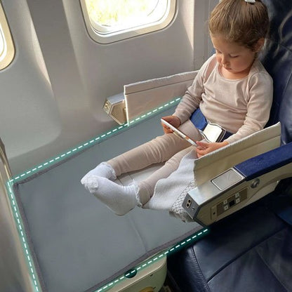 Lit de voyage bébé bebe joue avec une tablette