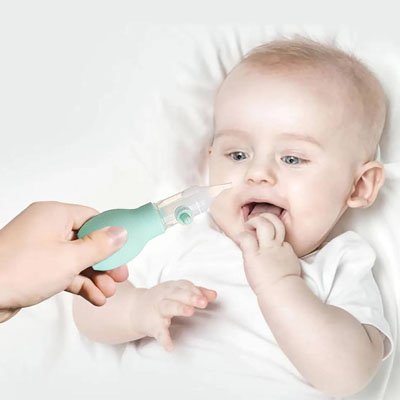 Mouche bébé douceur hygiénique bébé est sur le lit