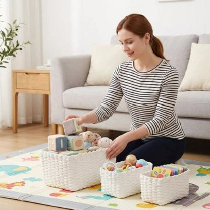 Panier rangement bebe elegance fonctionnelle maman est assise au sol pour ranger