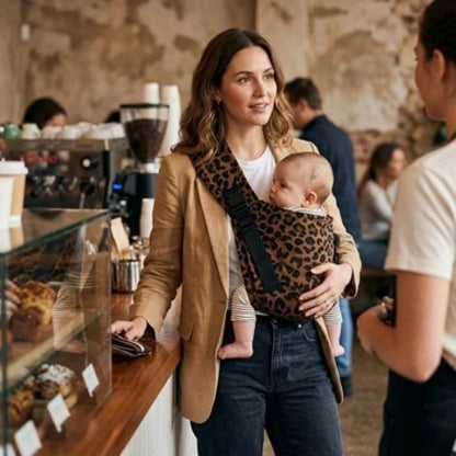 Porte bebe ergonomique confort optimal maman et bebe sont dans un cafe