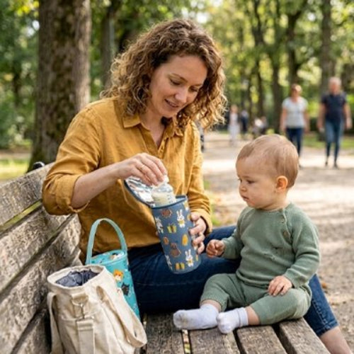 Porte biberon isotherme nomade maman et bebe au parc