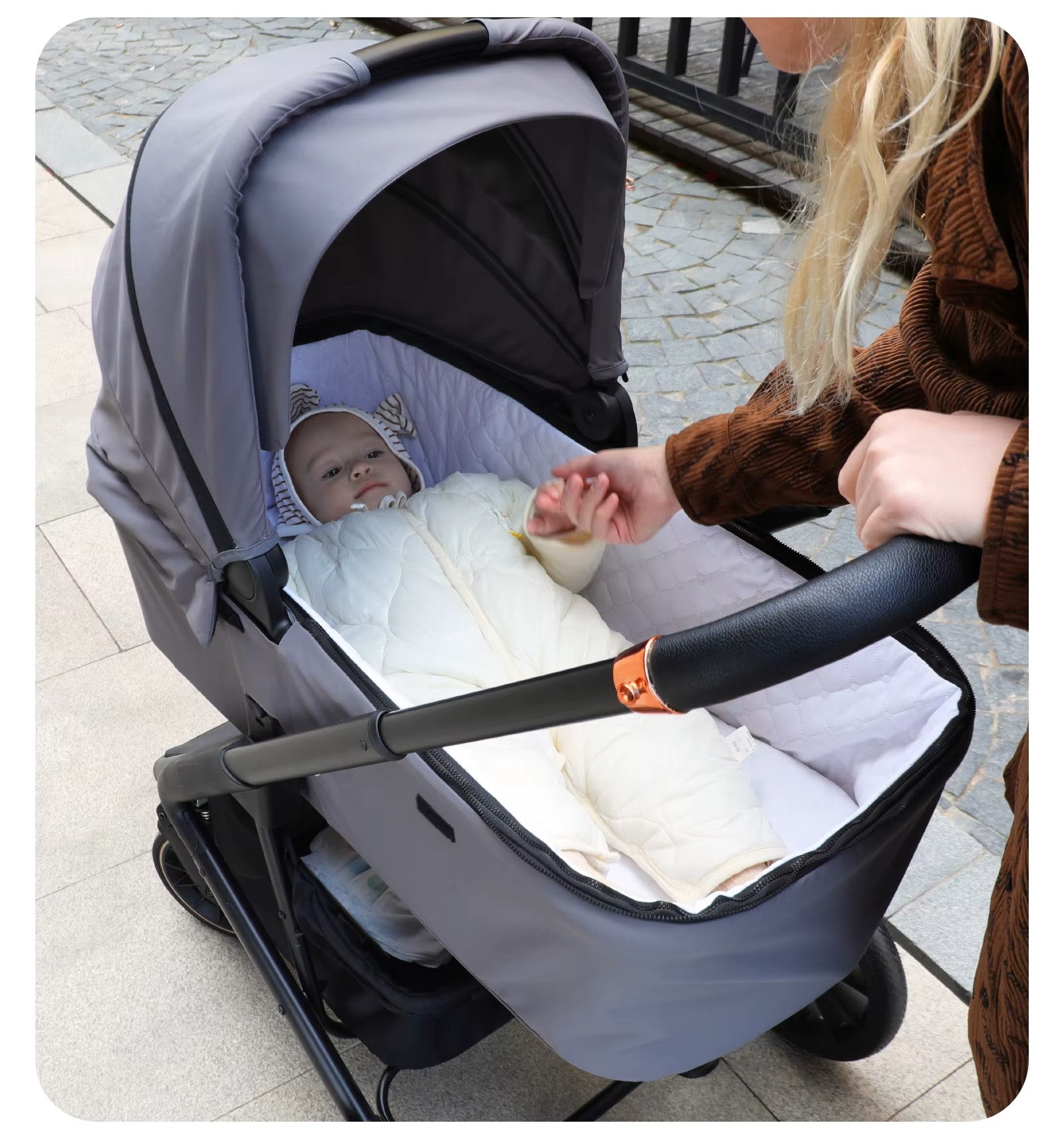 poussette bebe maman et bebe en balade avec sa poussette