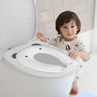 Réducteur de toilette confort autonomie bebe est pres du pot