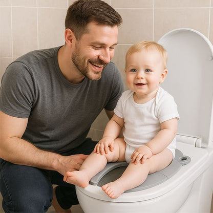 Réducteur de toilette confort optimal papa regarde son bebe sur le pot