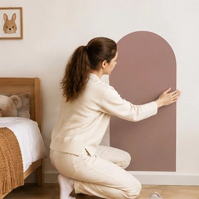 Stickers muraux chambre pose facile maman colle le sticker au mur