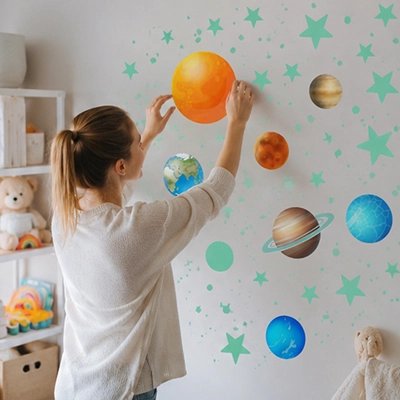 Stickers muraux deco express maman accroche les stickers au mur