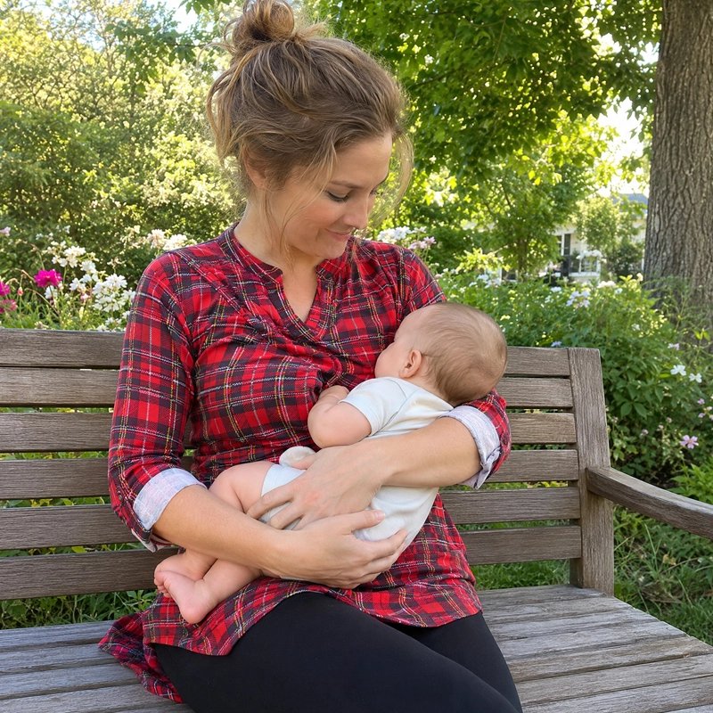 T shirt allaitement ouverture smart maman allaite bebe sur un banc public