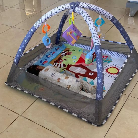 tapis d'eveil textures douces bebe est a l'interieur