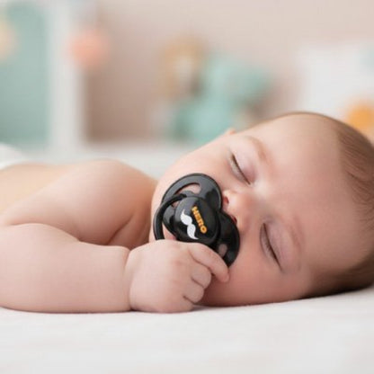 Tetine bebe ultra douce noire bebe avec sa sucette dans la bouche