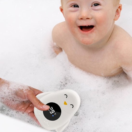 Thermomètre bain bébé sécurité et confort bébé est content