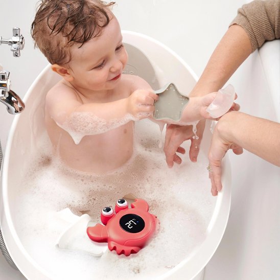 Thermomètre bain bébé securite confort rouge dans le bain de bebe