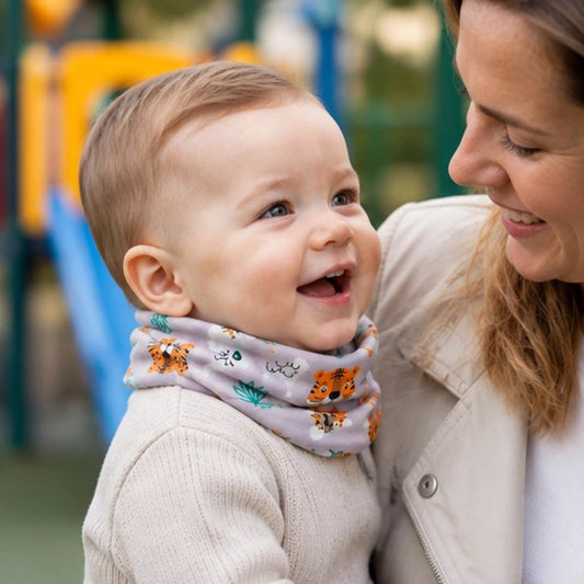 Tour de cou bebe douceur confort maman regarde son bebe