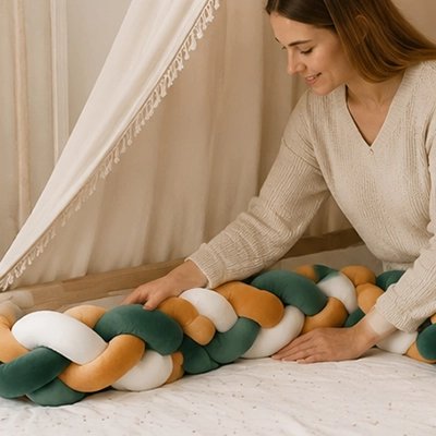 Tresse de lit douce et attrayante maman installe la tresse