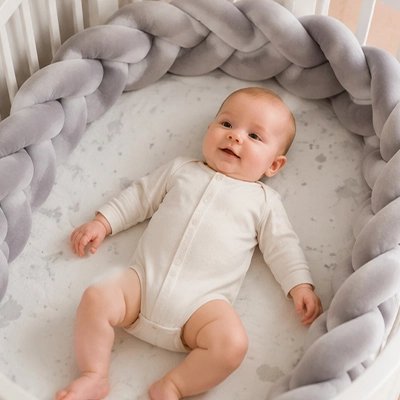 Tresse de lit essentielle et elegante bebe dans son berceau