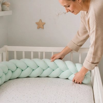 Tresse de lit essentielle et elegante maman installe la tresse