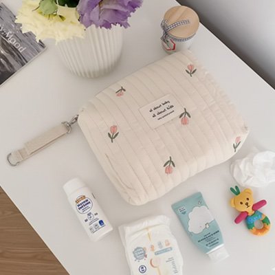 Trousse de toilette bebe pratique sur la table