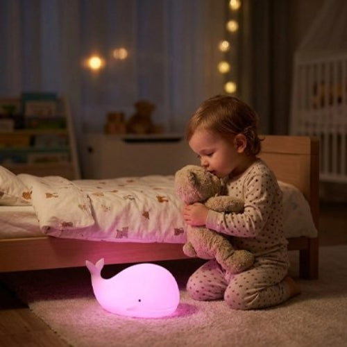 Veilleuse baleine lumiere apaisante bebe a genoux