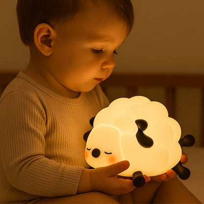 Veilleuse bébé apaisante bébé tient sa veilleuse