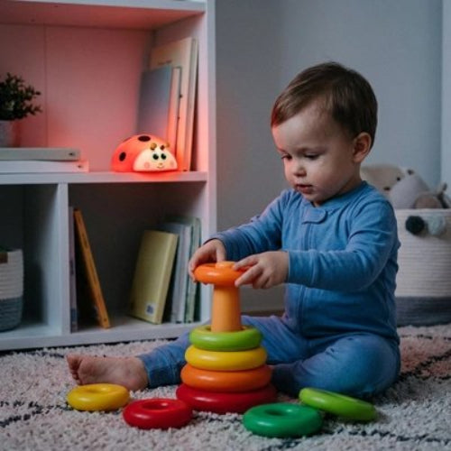 Veilleuse bebe douce nuit bebe joue avec ses  jouets