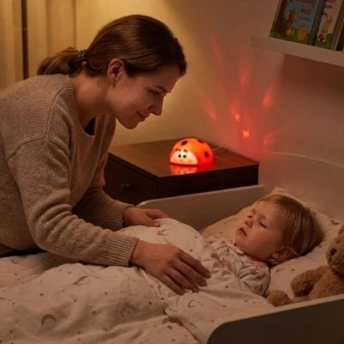 Veilleuse bebe douce nuit maman met son bebe au lit