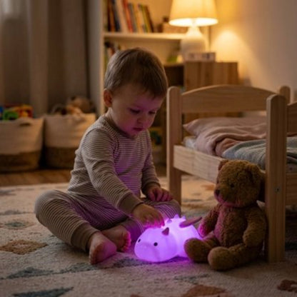 Veilleuse bebe lumiere douce bebe joue avec la veilleuse