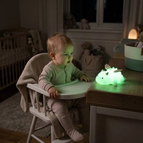 Veilleuse béebe lumiere douce bebe sur sa chaise haute
