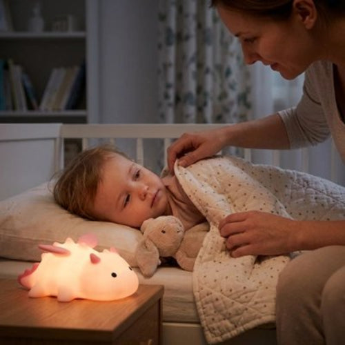 Veilleuse bebe lumiere douce maman met son bebe au lit