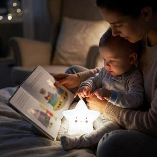 Veilleuse bebe nuit paisible maman lit une histoire a son bebe