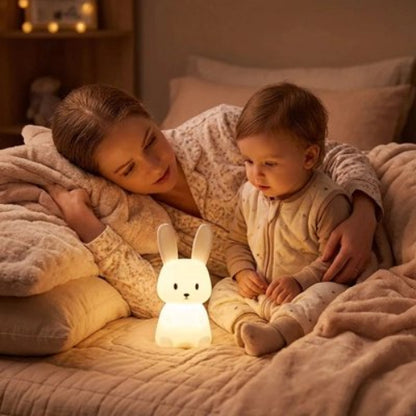Veilleuse lapin douce et apaisante maman est sur le lit avec son bebe