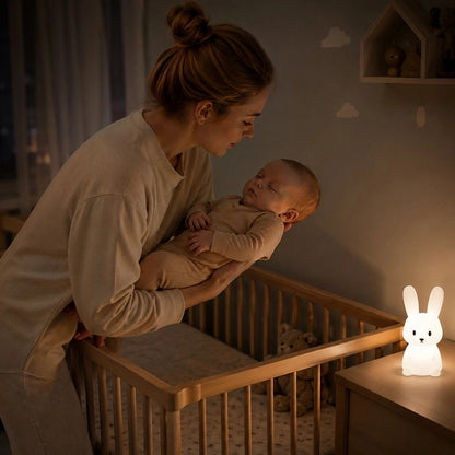Veilleuse lapin ultra douce maman met son bebe dans son berceau